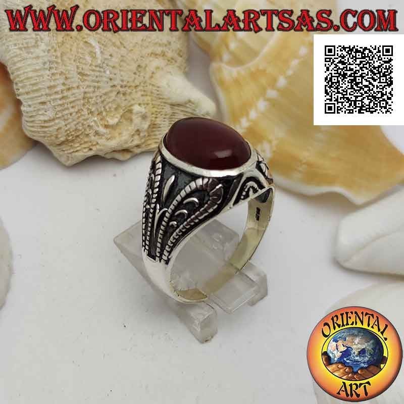 Anello in argento con corniola ovale cabochon e decorazione grottesca ossidata a bassorilievo