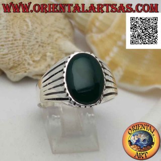 Bague en argent avec agate verte ovale et bord et côté bordés de gravures parallèles