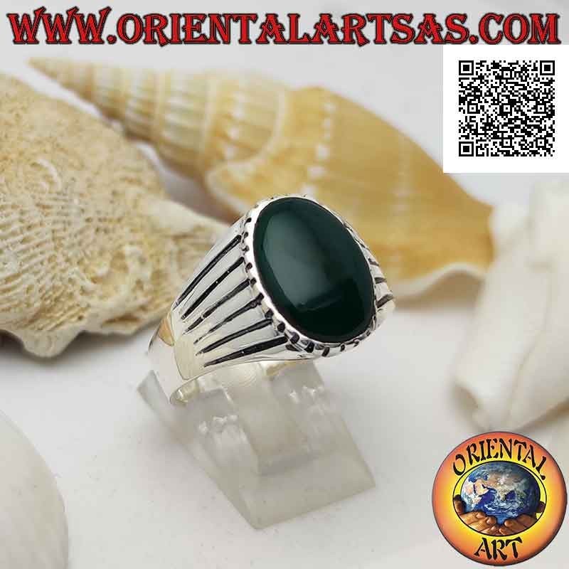 Anello in argento con agata verde ovale e bordo e laterale rigato da incisioni parallele