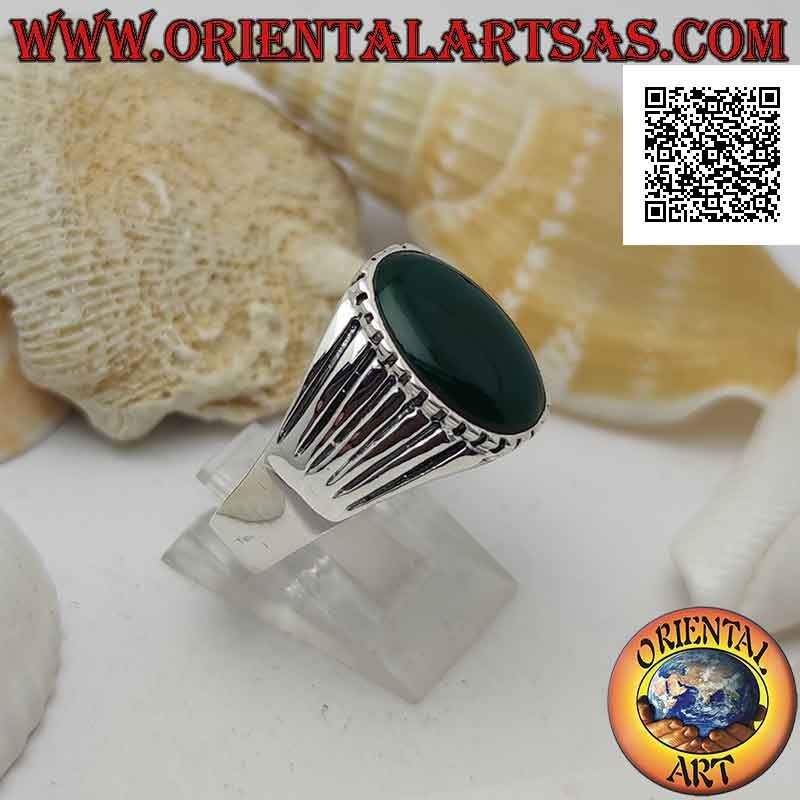Anillo de plata con ágata verde ovalada y borde y lateral forrado con grabados paralelos