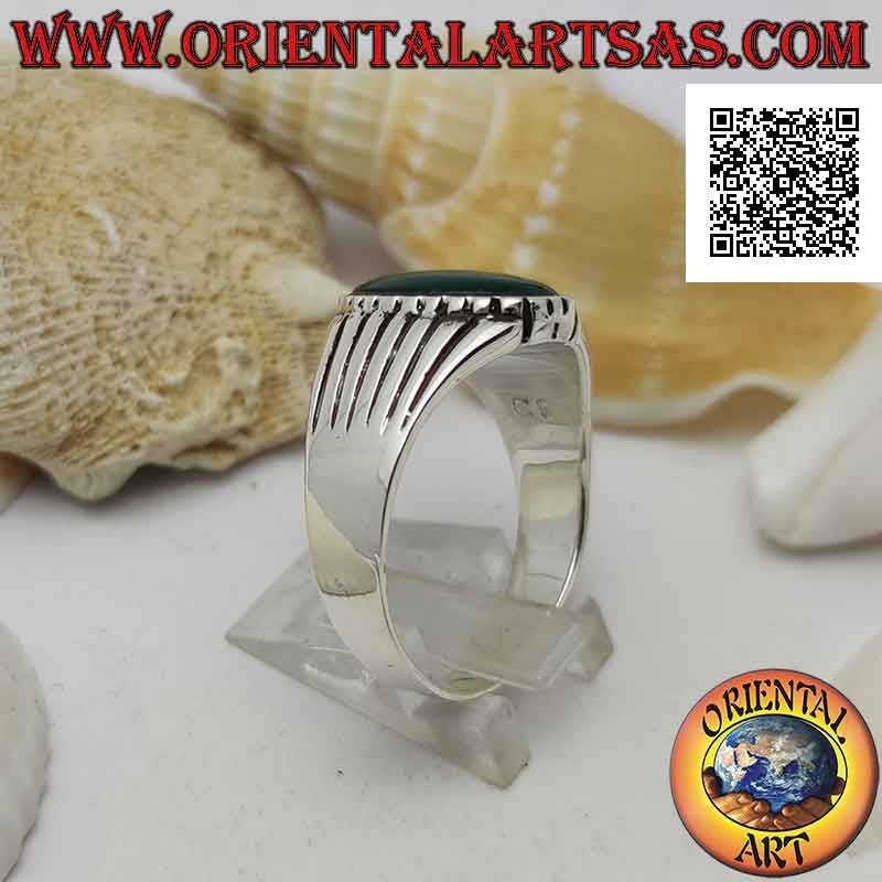 Anillo de plata con ágata verde ovalada y borde y lateral forrado con grabados paralelos