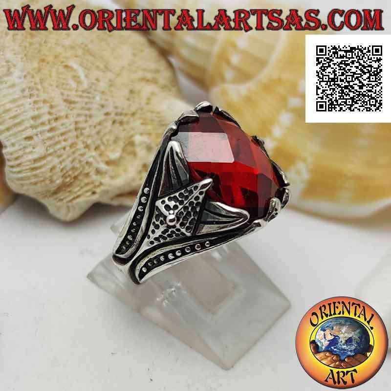 Silberring mit gesetztem facettiertem ovalem Granat und spitzer Dekoration im Hochrelief