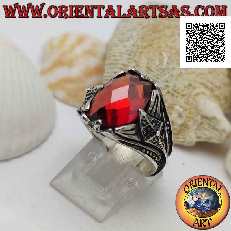 Silberring mit gesetztem facettiertem ovalem Granat und spitzer Dekoration im Hochrelief