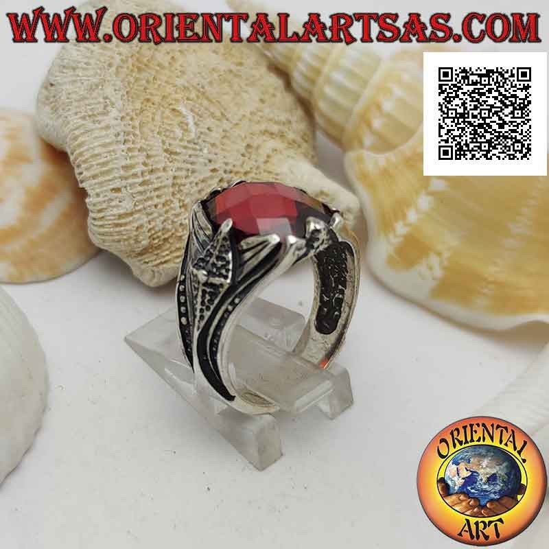 Anillo de plata con conjunto de granate ovalado facetado y decoración puntiaguda en alto relieve