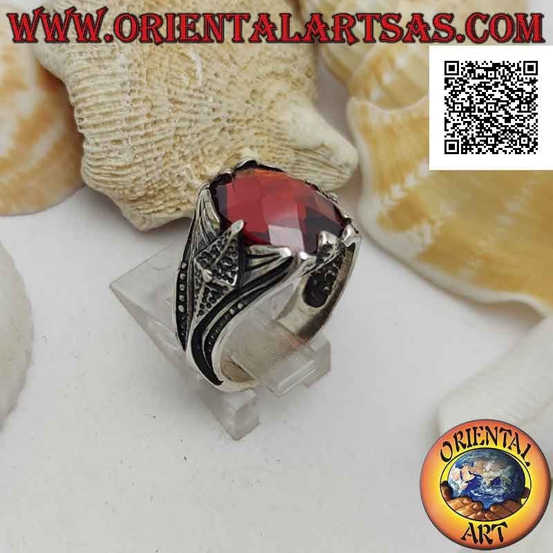 Anillo de plata con conjunto de granate ovalado facetado y decoración puntiaguda en alto relieve
