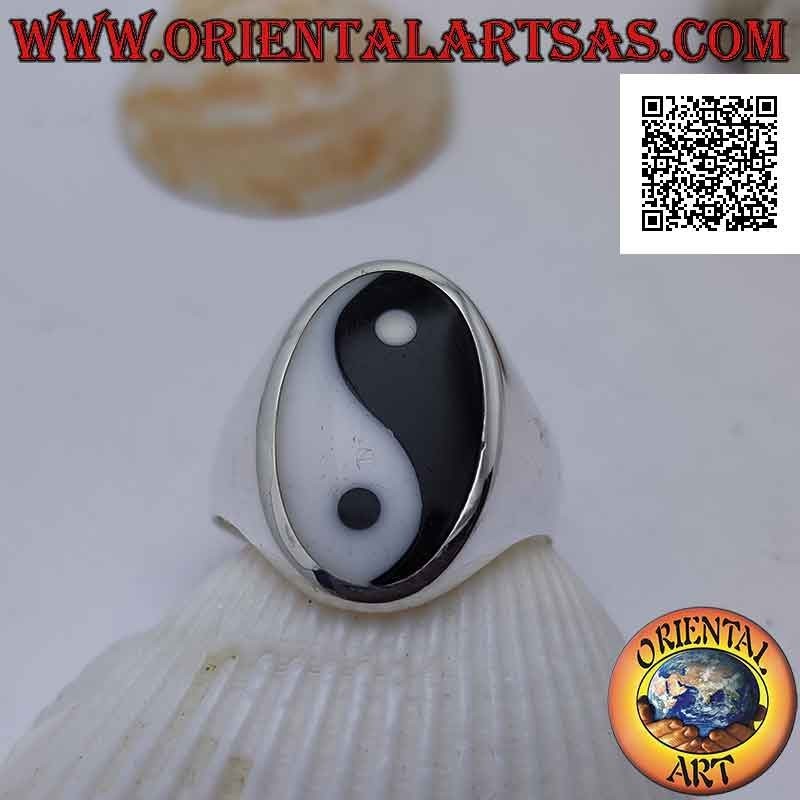 Anillo de plata lisa con yin yang de nácar y ónix en el óvalo (plano)
