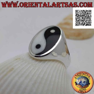 Anello in argento liscio con yin yang di madreperla e onice nell'ovale (piatto)