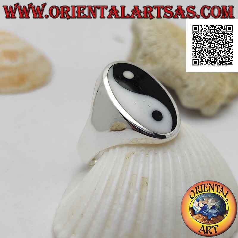 Anillo de plata lisa con yin yang de nácar y ónix en el óvalo (plano)