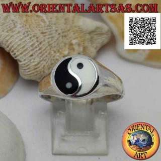 Anello in argento liscio con yin yang di madreperla e onice nel cerchio