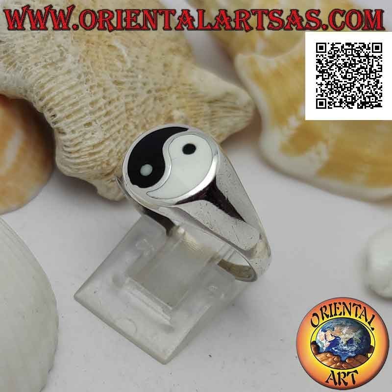 Glatter Silberring mit Yin Yang aus Perlmutt und Onyx im Kreis