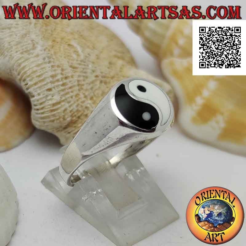 Anello in argento liscio con yin yang di madreperla e onice nel cerchio