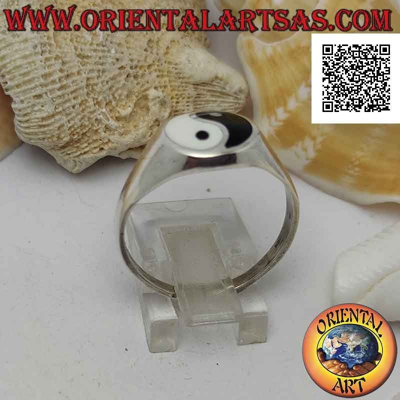 Anello in argento liscio con yin yang di madreperla e onice nel cerchio