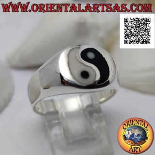 Anello in argento liscio con yin yang di madreperla e onice nel cerchio (spesso)