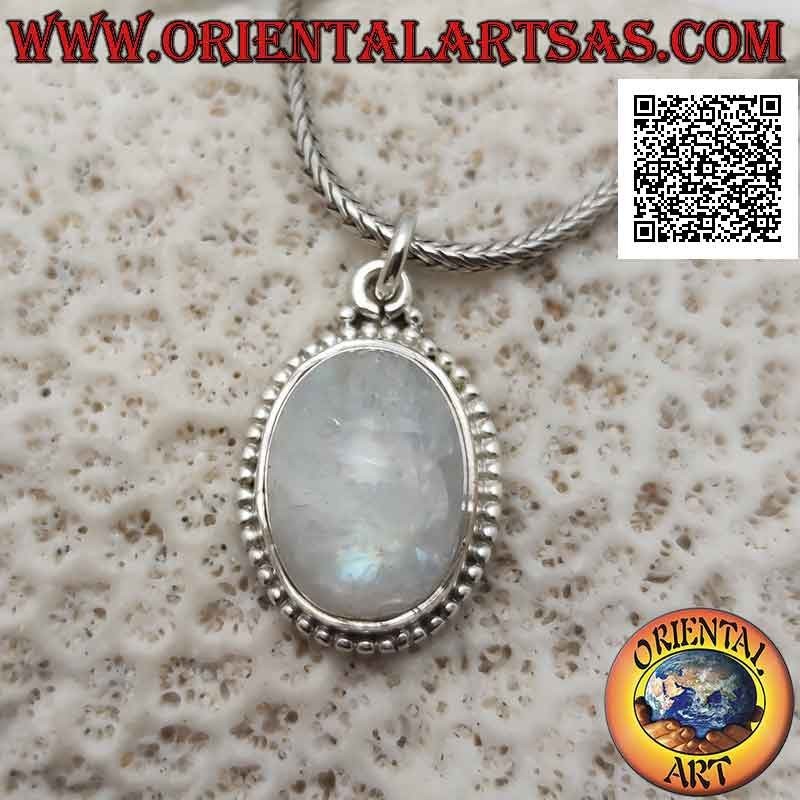 Silberanhänger mit ovalem Cabochon-Regenbogenmondstein und Perlenrahmen