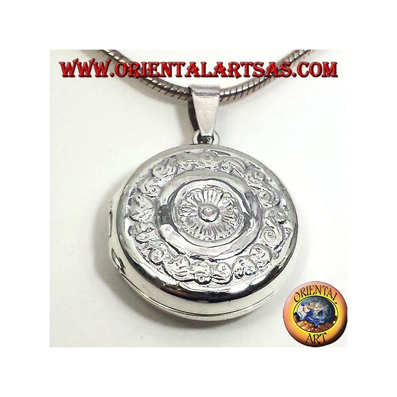 silver pendant, round Frames chiseled