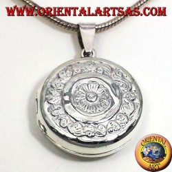 silver pendant, round Frames chiseled