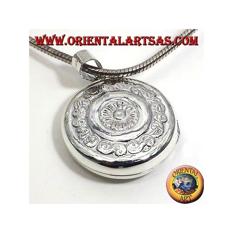silver pendant, round Frames chiseled