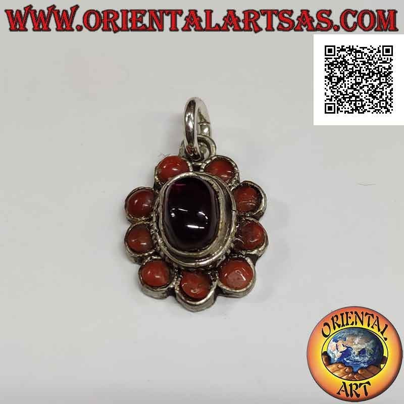Ciondolo in argento a fiore con granato ovale cabochon centrale contornato da coralli