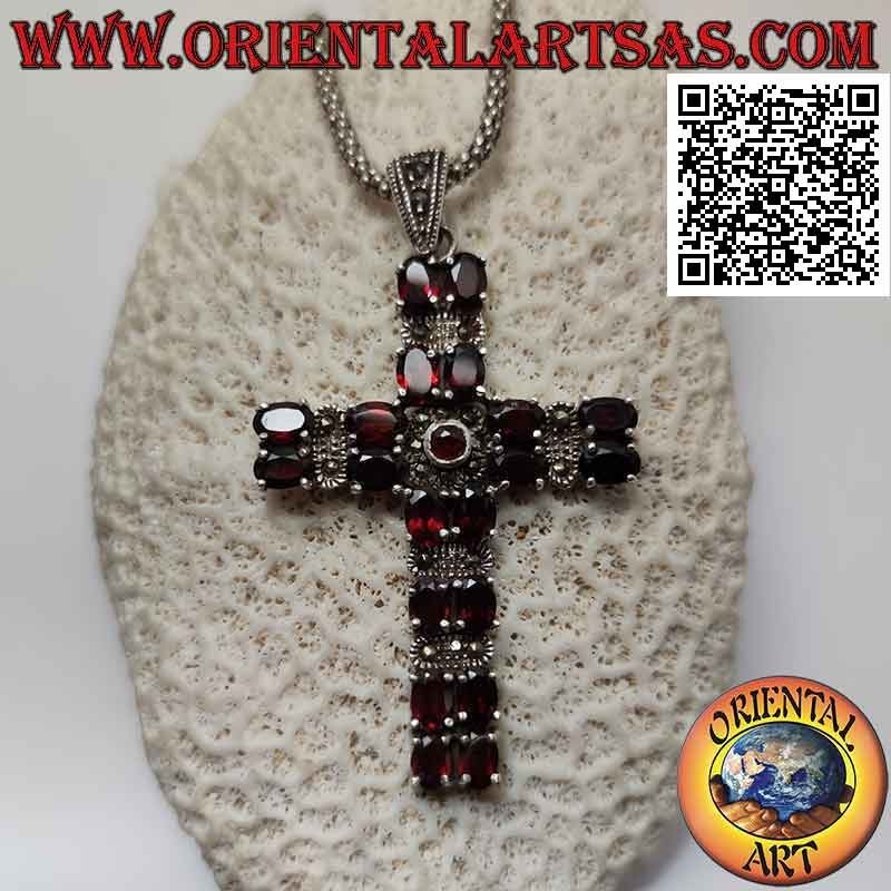Colgante cruz cristiana de plata con dos hileras de granates ovalados naturales alternados con marcasita