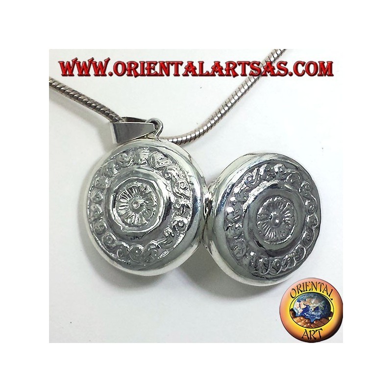 pendentif en argent, Cadres ronds ciselés