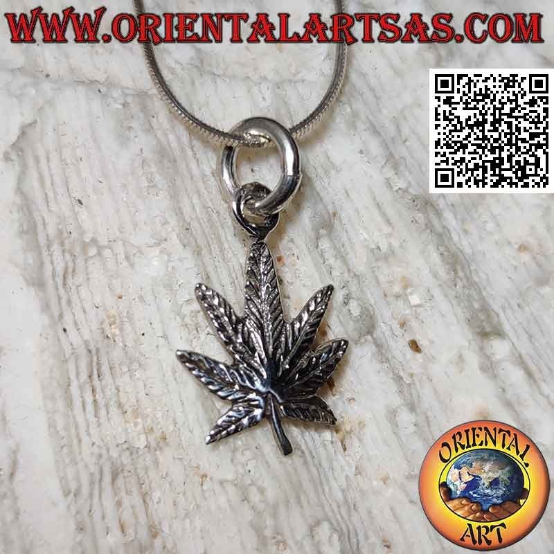 Pendentif en argent en forme de feuille de marijuana (petit, gravé)