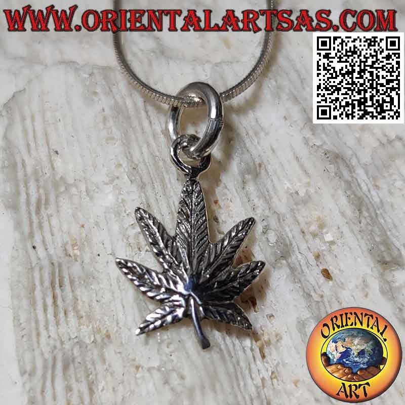 Pendentif en argent en forme de feuille de marijuana (petit, gravé)