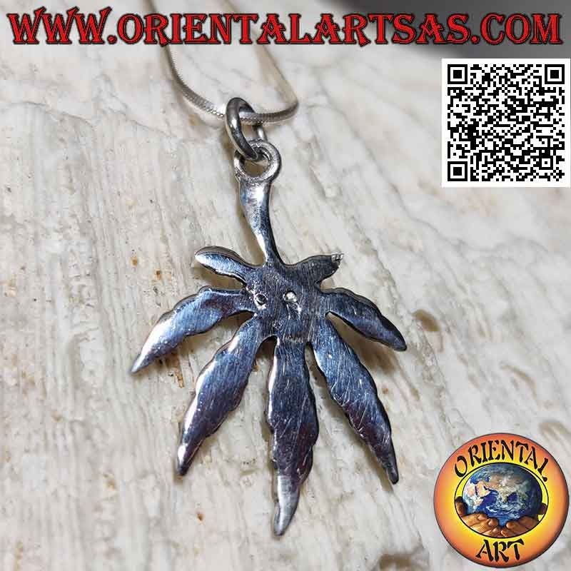 Pendentif en argent en forme de feuille de marijuana gravée en bas-relief