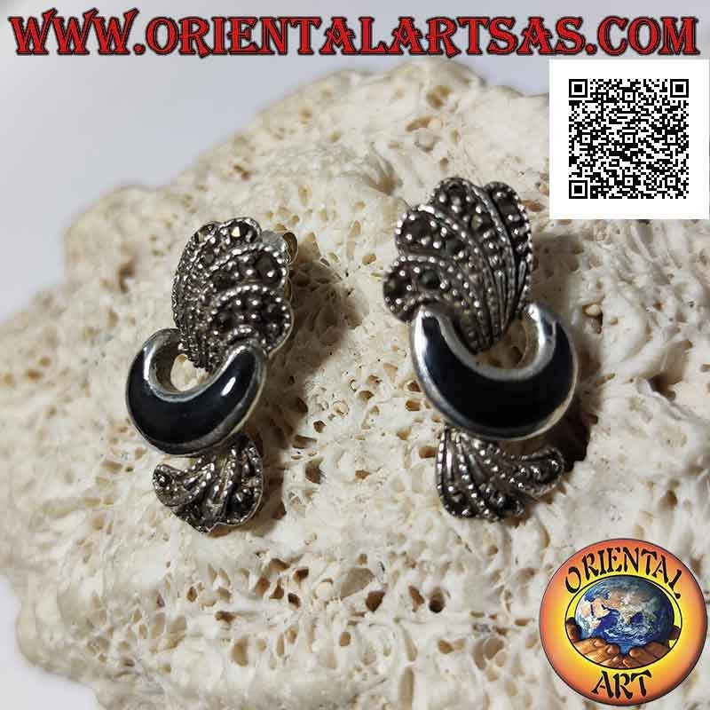 Boucles d'oreilles lobe en argent avec croissant d'onyx et bandes courbes de marcassite