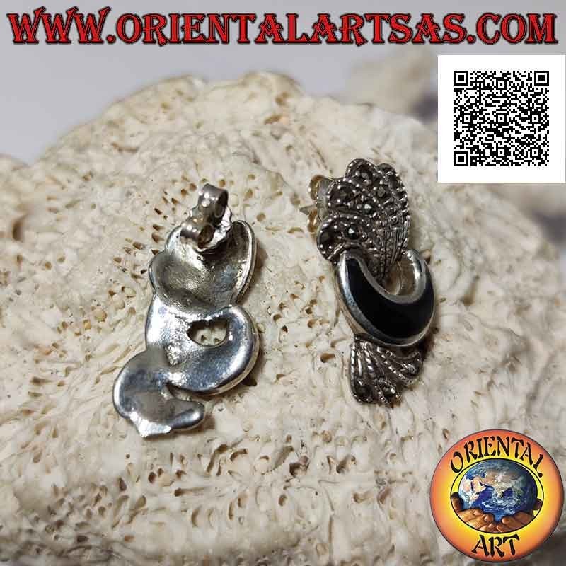Boucles d'oreilles lobe en argent avec croissant d'onyx et bandes courbes de marcassite