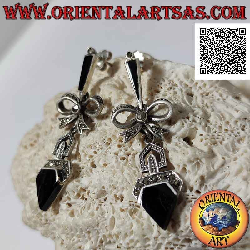 Silberne Ohrringe, besetzt mit Markasit mit Schleife und Onyx in Form eines Diamanten