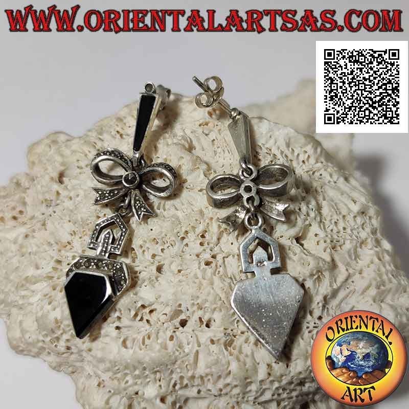 Boucles d'oreilles en argent cloutées de marcassite avec noeud et onyx en forme de diamant