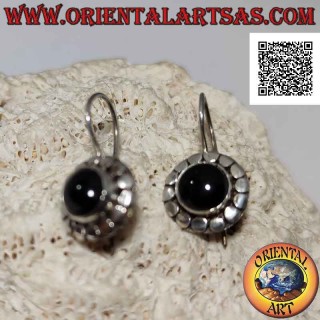Pendientes de plata con ónix cabujón redondo rodeado de tachuelas lisas