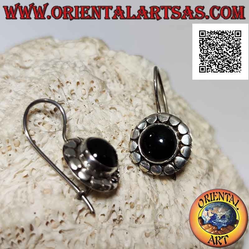 Pendientes de plata con ónix cabujón redondo rodeado de tachuelas lisas