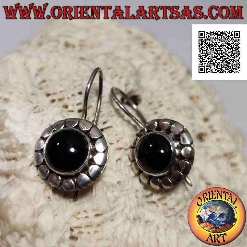 Silberne Ohrringe mit rundem Cabochon-Onyx, umgeben von glatten Nieten