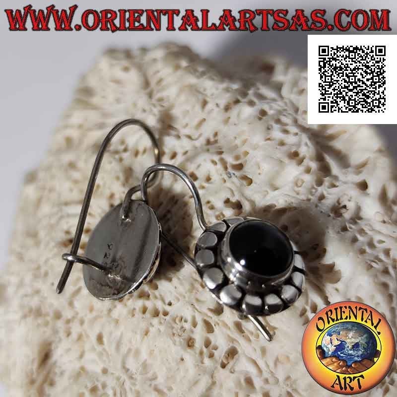 Silberne Ohrringe mit rundem Cabochon-Onyx, umgeben von glatten Nieten