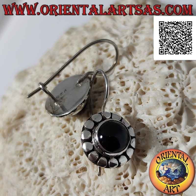 Boucles d'oreilles en argent avec cabochon rond onyx entouré de clous lisses