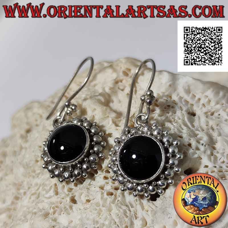 Silberne Ohrringe mit rundem Cabochon-Onyx, umgeben von großen und kleinen Kugeln