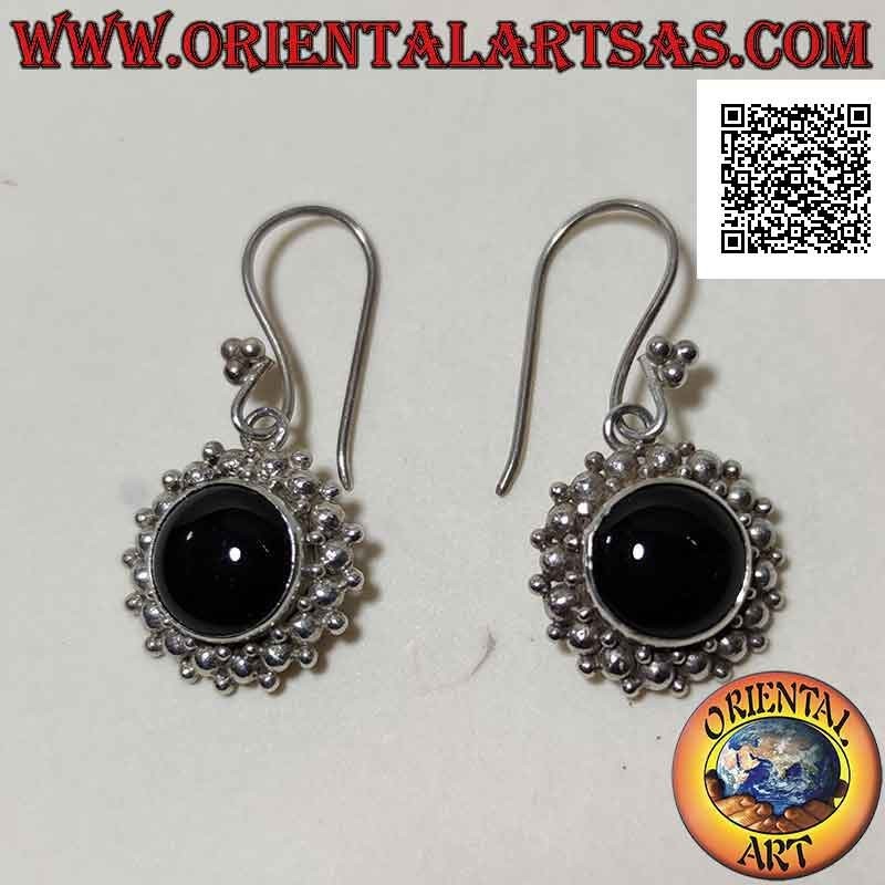Orecchini in argento con onice tonda cabochon contornata da palline grandi e piccole