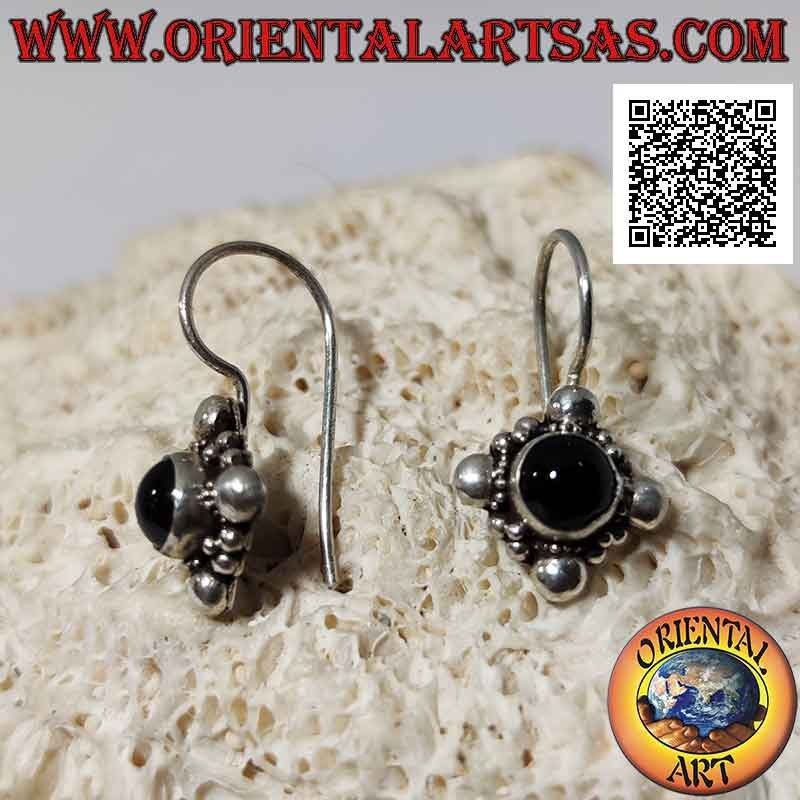Orecchini in argento con onice tonda cabochon su montatura etnica con sfera sui quattro punti cardinali