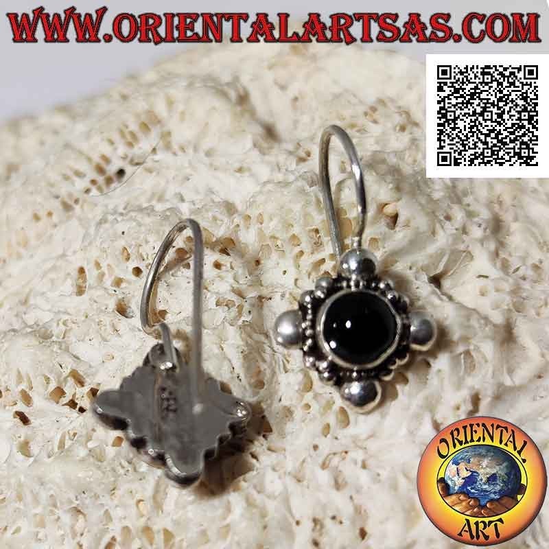 Orecchini in argento con onice tonda cabochon su montatura etnica con sfera sui quattro punti cardinali