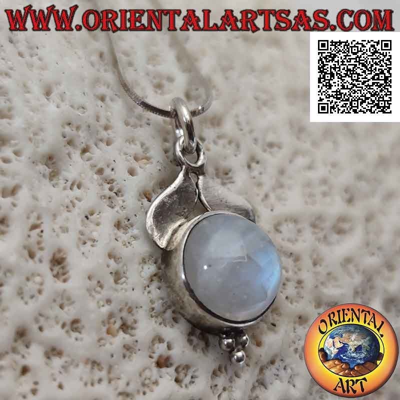 Colgante de plata con cola de ballena lisa con piedra lunar arcoíris redonda y trío de bolas debajo