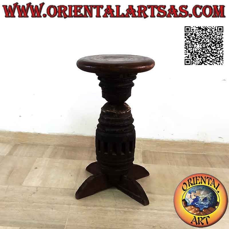 Taburete giratorio realizado con piezas antiguas de un vagón de madera maciza
