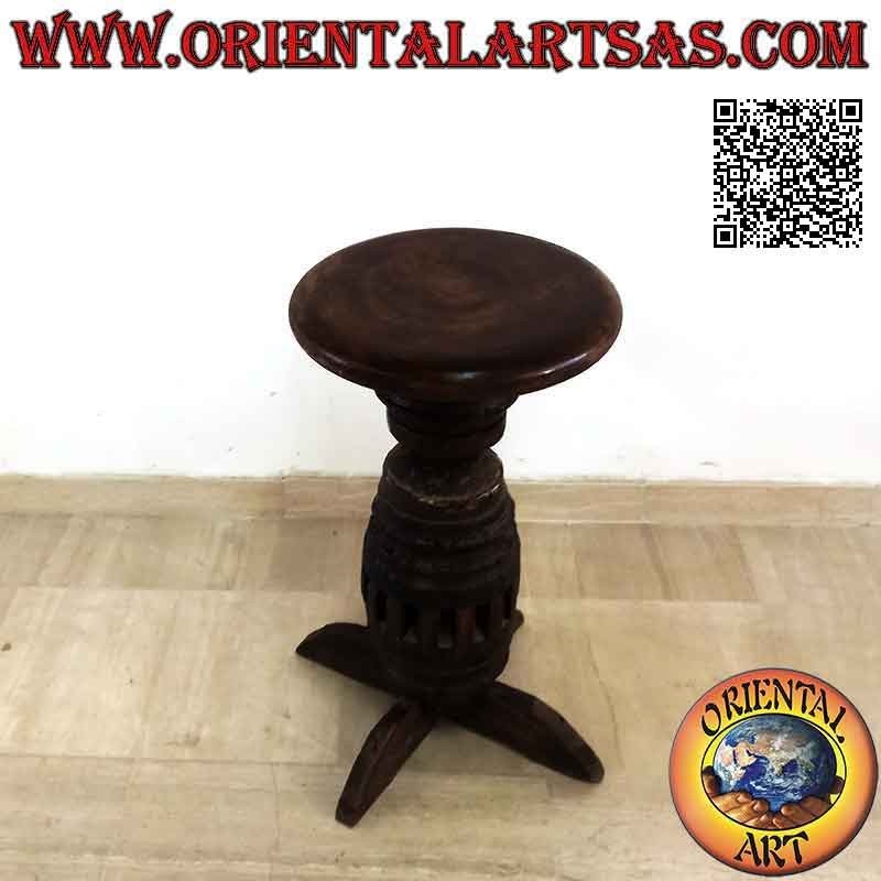 Taburete giratorio realizado con piezas antiguas de un vagón de madera maciza