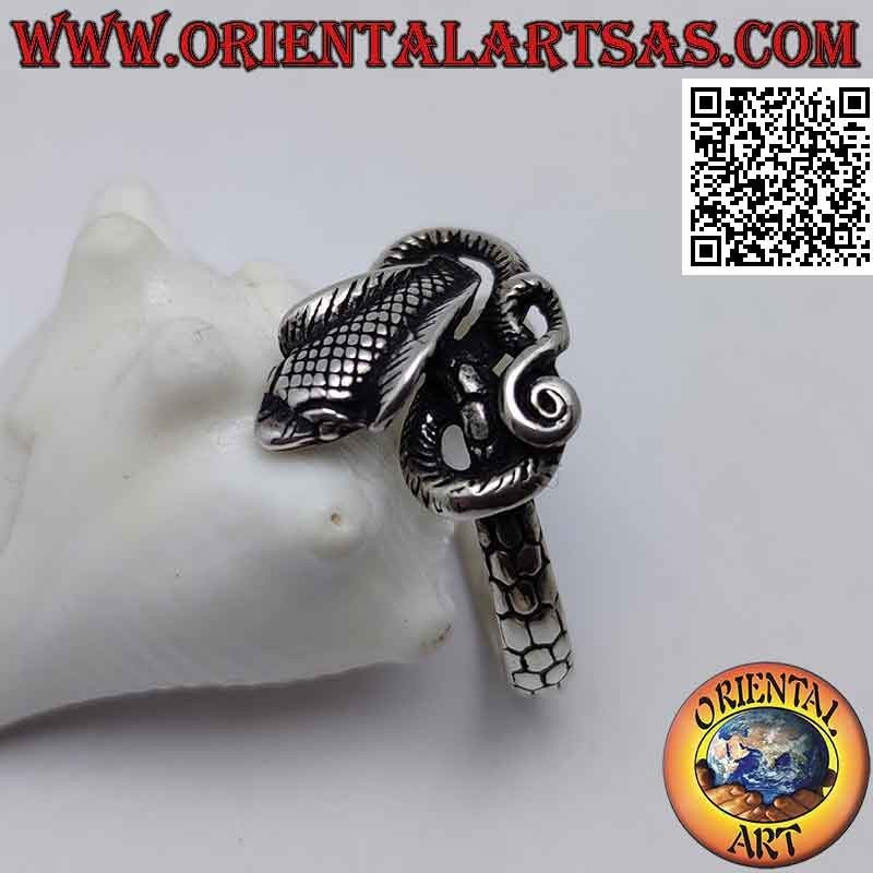 Anello in argento a forma di serpente "cobra" sagomato e attorcigliato