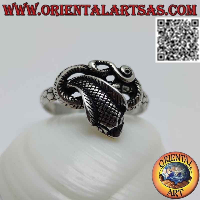 Anello in argento a forma di serpente "cobra" sagomato e attorcigliato