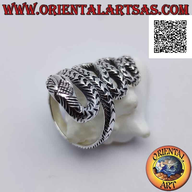 Silver ring in the shape of a viper with engraved skin in sinuous movement (large)