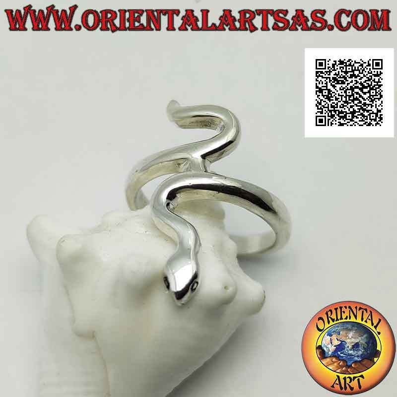 Anillo de plata en forma de serpiente con una suave piel envolvente en movimiento