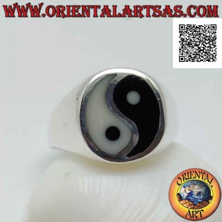 Anillo de plata lisa con yin yang de nácar y ónix en el círculo ligeramente ovalado