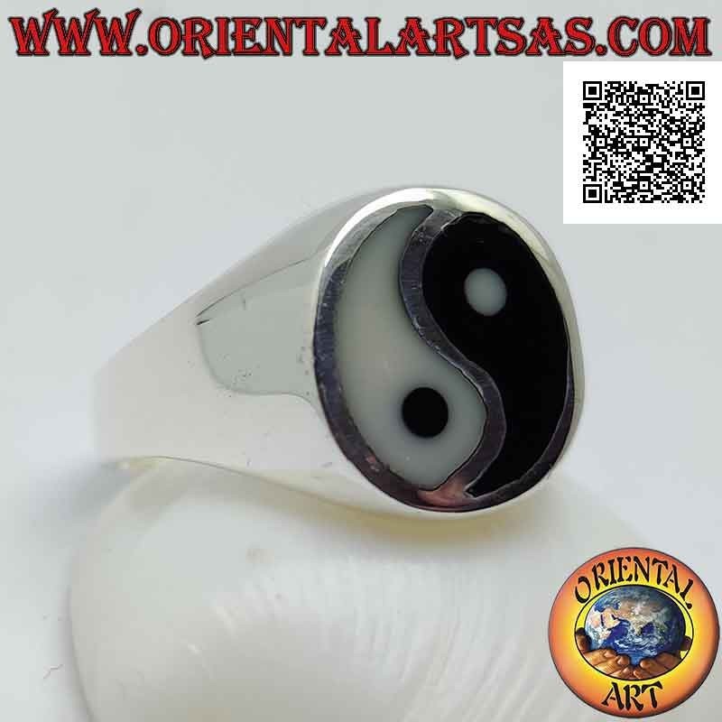 Anillo de plata lisa con yin yang de nácar y ónix en el círculo ligeramente ovalado