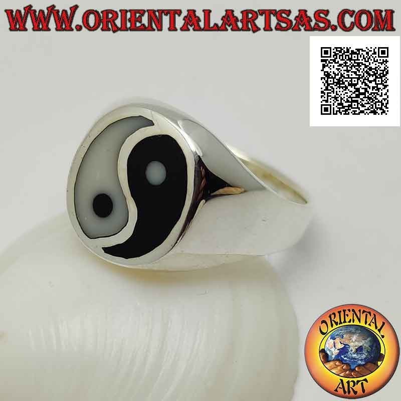 Anello in argento liscio con yin yang di madreperla e onice nel cerchio leggermente ovale